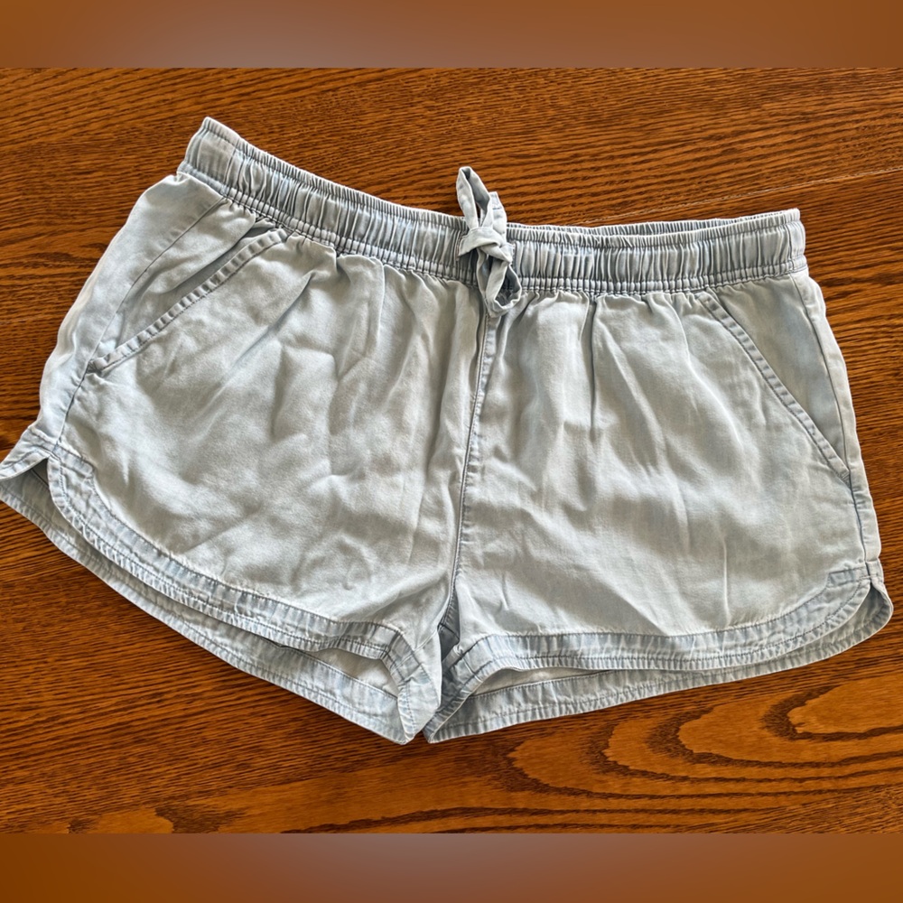 SO Women’s/Juniors Chambray Shorts Sz L, 2” inseam, elastic waist w/drawstring